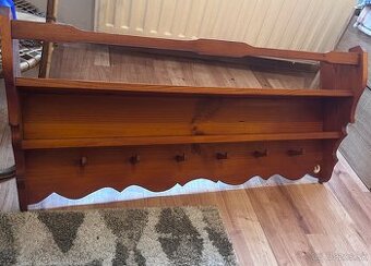 Masívna lakovaná polička/vešiak