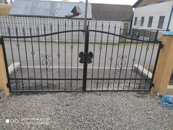 Kovová brána