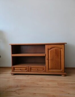 Starožitné skrinky a vitrína