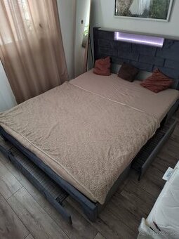 Manzelska postel so svetlom