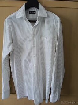 Biela obleková košeľa so zeleným prúžkom a kravata.