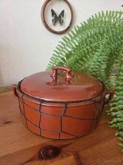 Starožitná hlinená nádoba