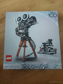 LEGO® ǀ Disney 43230 Kamera na počesť Walta Disneyho - 1