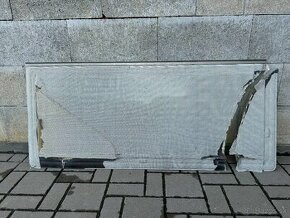 Poškodené okno na karaván Dethleffs (Para Press 137,5x62 cm)