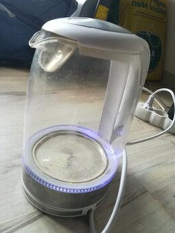 Mikrovlnka, rýchlovarná kanvica, mixér a maly kávovar.