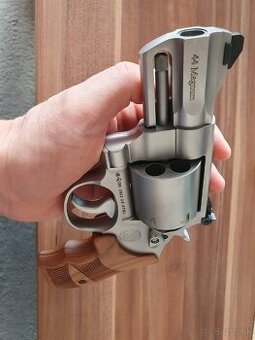 Predám revolver smith & wesson 629, perform.center, 44 mag