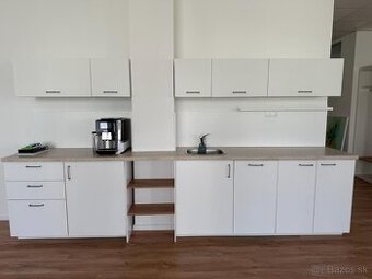 Na predaj: Biela kuchynská linka IKEA – so vstavanými spotre