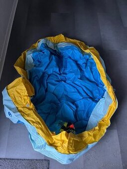 Bazen s fontanou Bee, sun club