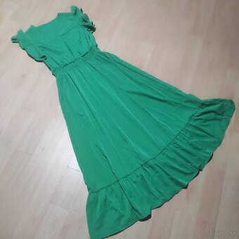 Zelené šaty s volánikmi