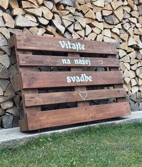 Palety s nápisom Vitajte na našej svadbe🖤