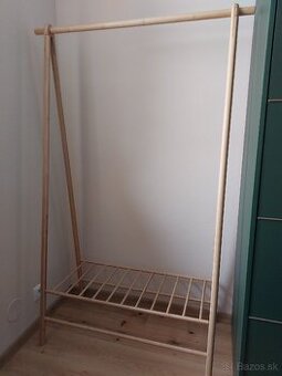 Bambusový vešiak na šaty Vandsted (PC: 50 eur)