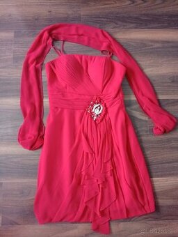 Červené spoločenské šaty