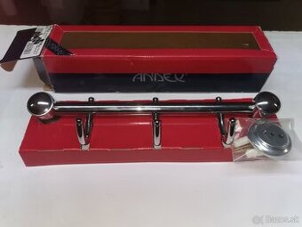 Klasický chrómový vešiak s 3 háčikmi