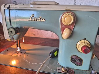 Predám starožitný šijací stroj Lada