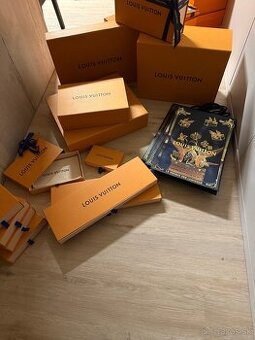 Louis Vuitton krabice a tašky