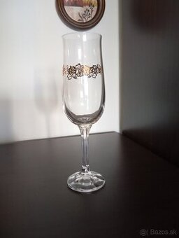sklenené poháre na víno/šampanské, zmrzlinu, alkohol