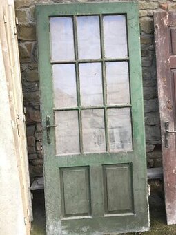 Rôzne staré historické drevené dvere