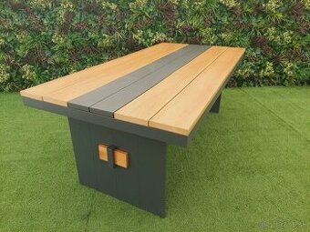 Hliníkový jedálenský stôl