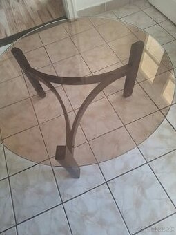 Sklenený konferenčný stolík