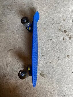 Pennyboard so svietiacimi kolesami