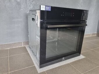 Vstavaná parná rúra Elektrolux 800 SteamBoost EOB8S39WZ