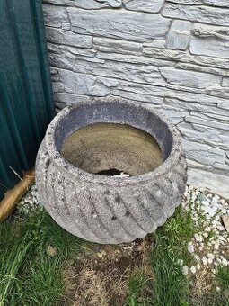 Betonovy kvetinac