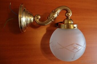 Starožitná nástenná mosadzná lampa.