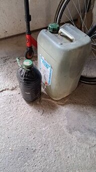 Darujem starý motorový olej cca 30 L