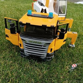 Veľké smetiarske auto a žeriav