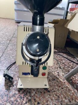 Mlynček na zrnkovú kávu , retro