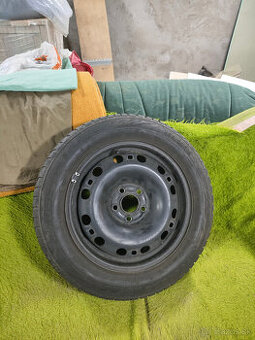 Zimné pneumatiky na diskoch - 185/60 R15 so ŠKODA puklicami - 1