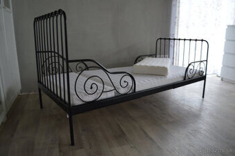 Rastúca kovová posteľ Ikea