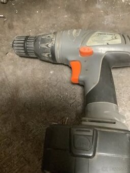 Aku vrtačka funkčná chýba nbijačka