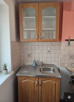 Predám kuchynské skrinky s drezom a batériou