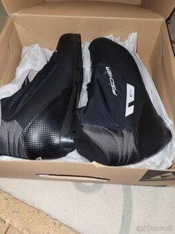 Predám nepoužité bežky + palice + topánky