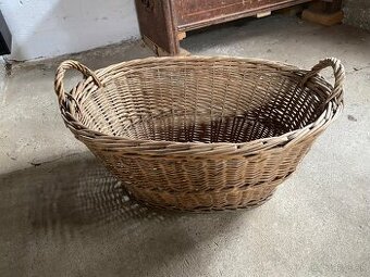 Starý prútený kôš