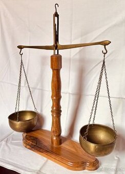 Starožitné mosadzné váhy na drevenom podstavci