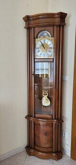 Elegantné stojacie hodiny-rohový model