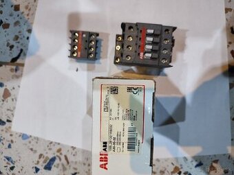 Stýkač abb