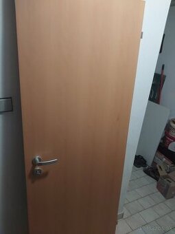 Predám dvere 70 pravé so zárubňou a klučkou v TOP stave