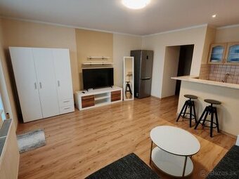 Garsónka s balkónom, Sihoť