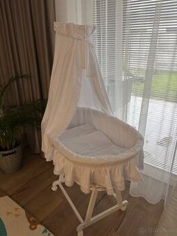 Prútená postieľka na kolieskach