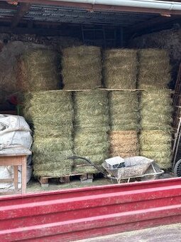 Seno, malé okrúhle balíky