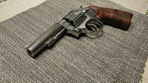 Predám revolver Smith&wesson mód. 64 - 1