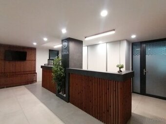 Recepčný pult + barové skrine + vitriny