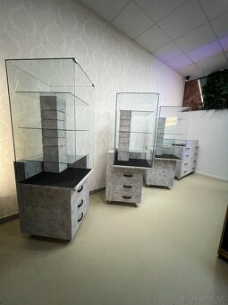 Predám zrenovované výstavné vitríny