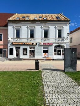 Prenájom celého poschodia v budove na námestí