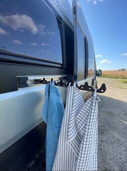 Držiak na zavesenia prádla na karavan