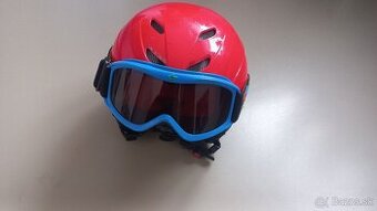 Lyžiarská prilba a okuliare