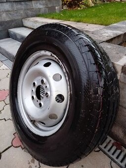 Predám pneu na diskoch 215/75r16c